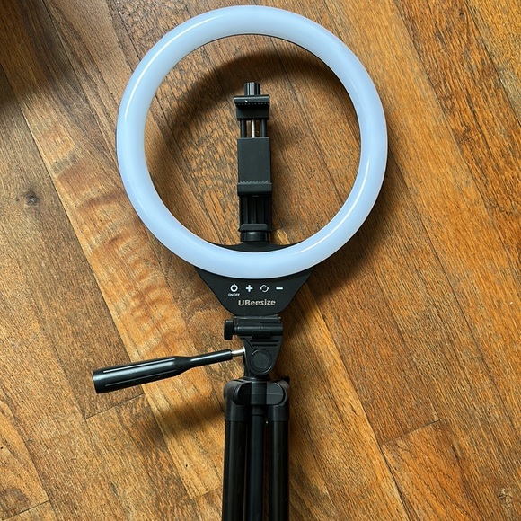 Complete ring light kit with phone mount, tripod, adjustable light levels. - Picture 3 of 6